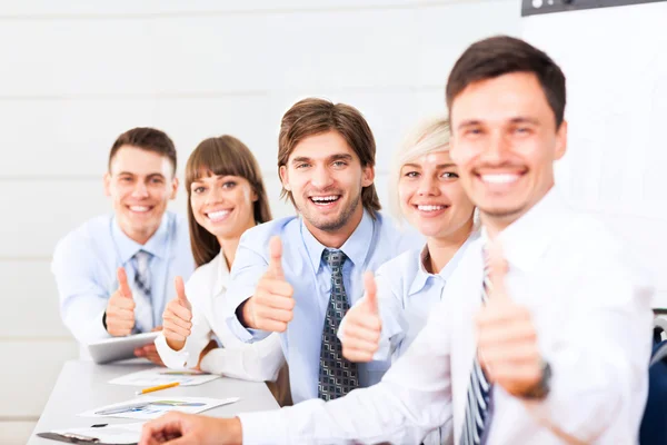 Mensen uit het bedrijfsleven groep team duimschroef opwaarts gebaar — Stockfoto