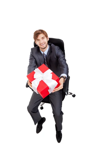 Ο άνθρωπος των επιχειρήσεων που κατέχουν δώρου στην καρέκλα — Φωτογραφία Αρχείου