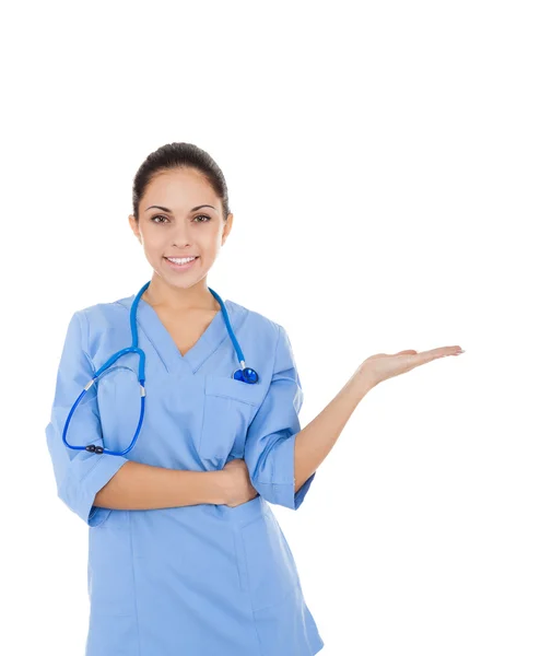 Uśmiech kobieta lekarz stetoskop, przytrzymaj rękę pokazano coś — Zdjęcie stockowe