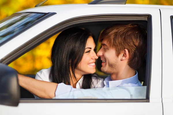 Casal beijo romântico sentado no carro — Fotografia de Stock