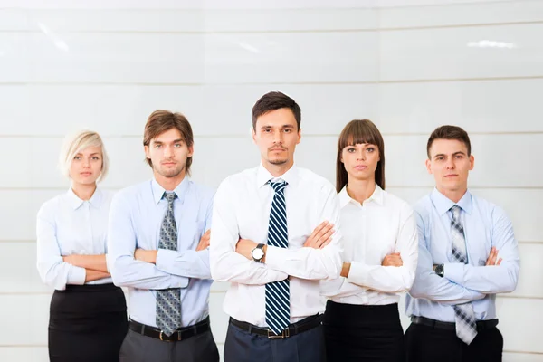 Gente de negocios grupo seria de pie en la oficina — Foto de Stock