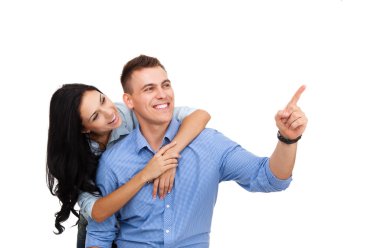 mutlu bir çift aşık heyecanlı gülümseyen ve yukarı dönük