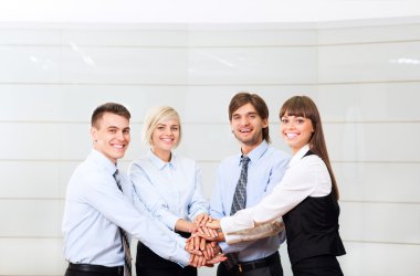 grup gülümsemek iş adamları lideri tutmak ellerini yığını