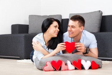 Genç çift çok kırmızı valentine's kalp bir arada tutan tr