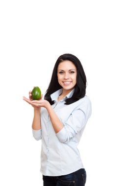 genç kadın tutun yeşil taze avokado