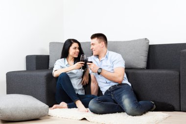 genç bir çift kırmızı şarap - kutlama içme