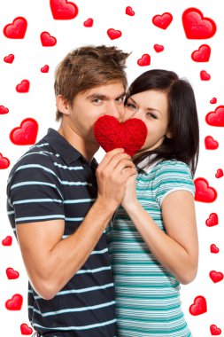 Kırmızı kalp tutan iki kiss Sevgililer günü aşk