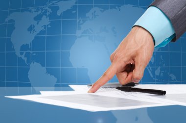 Şık takım elbise noktası parmak belge, el