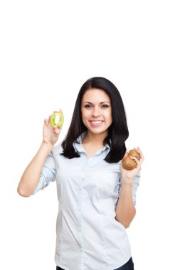 genç kadın yeşil taze kivi tutun