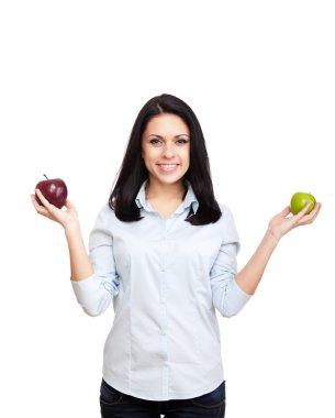 genç kadın, yeşil ve kırmızı taze elma tutun