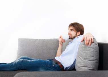 kanepede rahatlatıcı yatan genç adam