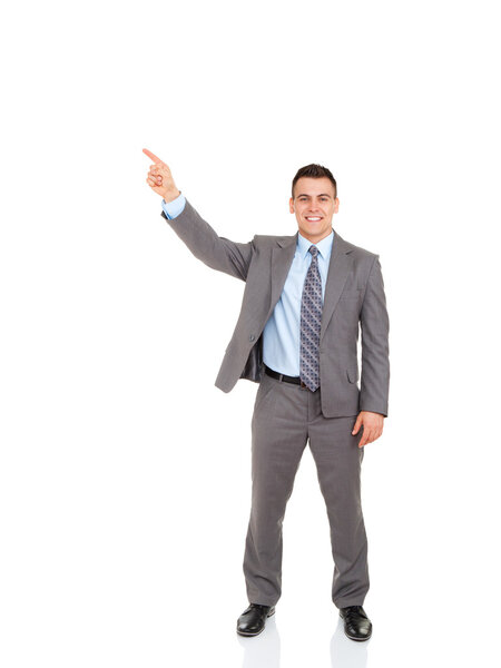 Красивый молодой бизнесмен показывает пальцем
