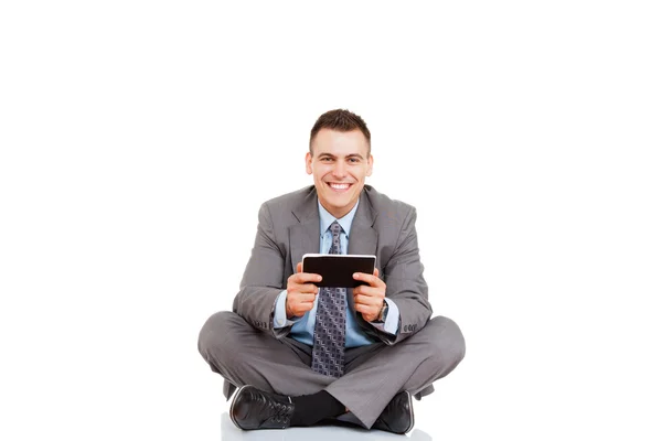 Pria bisnis muda yang tampan menggunakan komputer tablet — Stok Foto