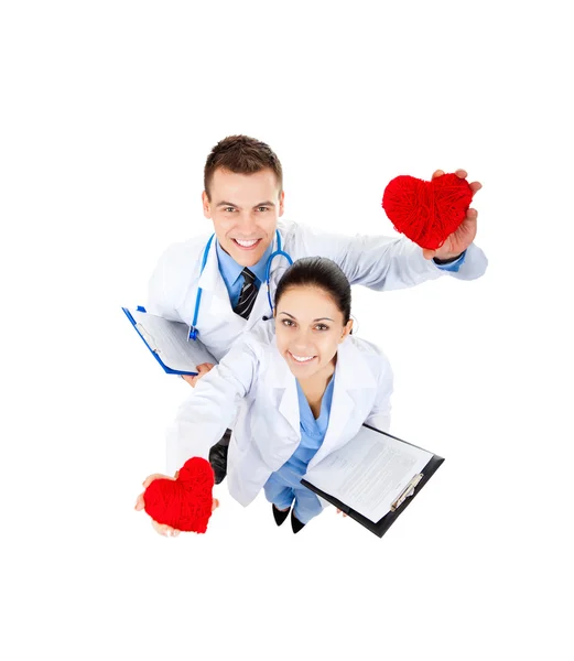 Ιατρική ομάδα, γιατρός άνδρας και γυναίκα ευτυχισμένη περιποιημένο, κρατώντας κόκκινες καρδιές — Φωτογραφία Αρχείου