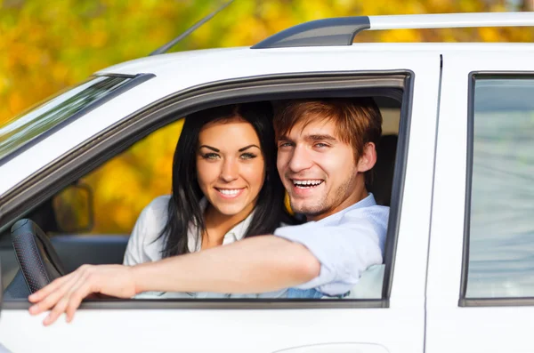 Uśmiech młoda para jazdy samochodem — Zdjęcie stockowe