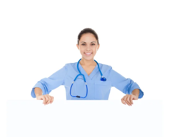 Médico mujer sosteniendo tarjeta en blanco — Foto de Stock