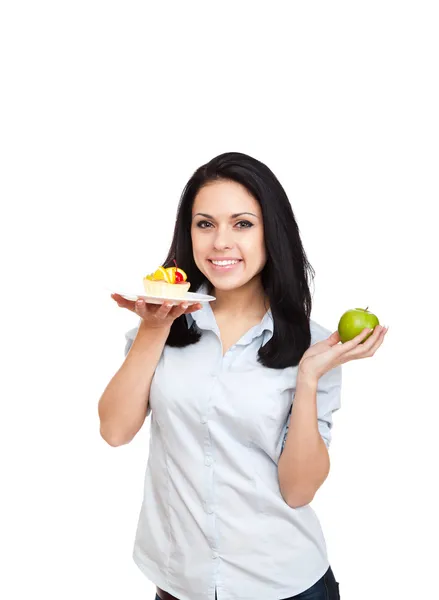 Femme tenir délicieux morceau de gâteau sur l'assiette et pomme verte — Photo