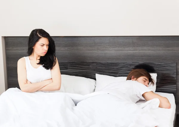 Нещаслива окрема пара лежить у ліжку — стокове фото