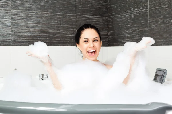 Vacker kvinna avkopplande i badet — Stockfoto