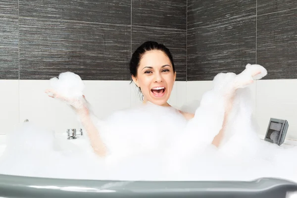 Hermosa mujer relajante en baño — Foto de Stock