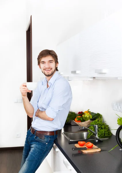 Homme buvant du café dans la cuisine — Photo