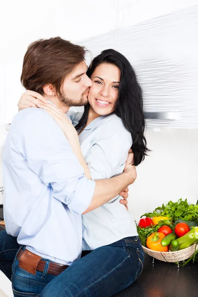 Пара цілується на своїй кухні — стокове фото