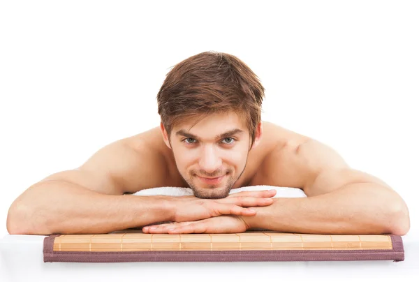 Homem bonito em um centro de massagem spa — Fotografia de Stock