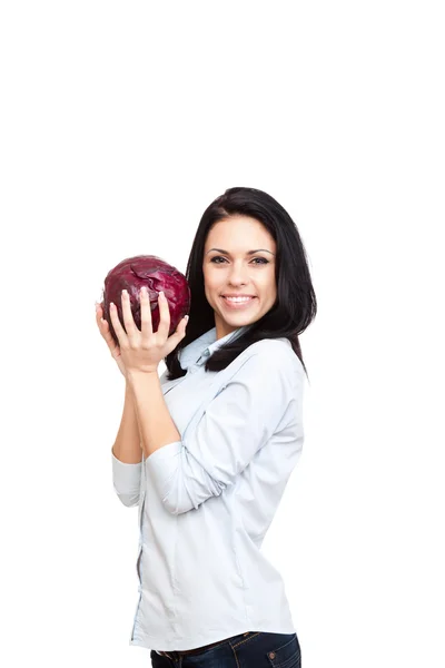 Женщина держит красную капусту — стоковое фото