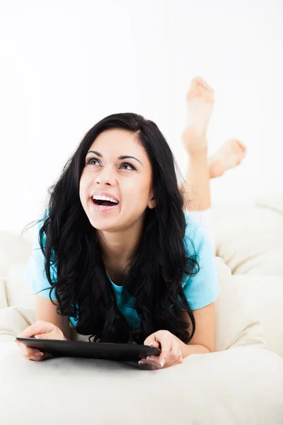 Mulher com tablet deitado no sofá — Fotografia de Stock