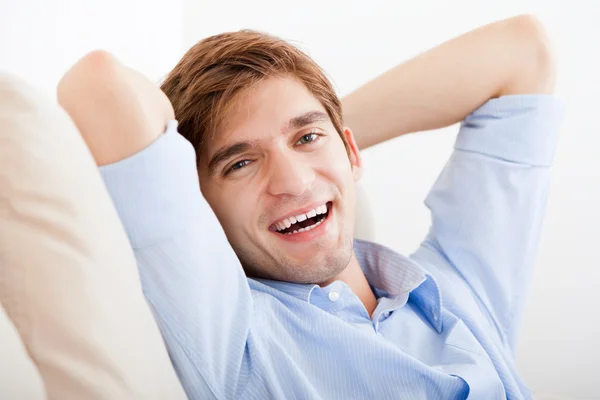 Sonriente joven guapo hombre sonrisa feliz —  Fotos de Stock