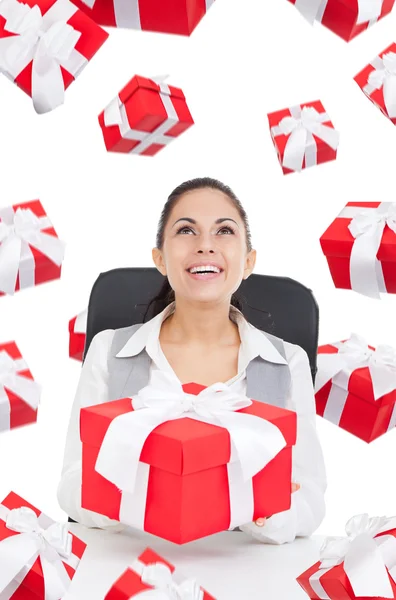 Mujer de negocios con caja de regalo roja —  Fotos de Stock