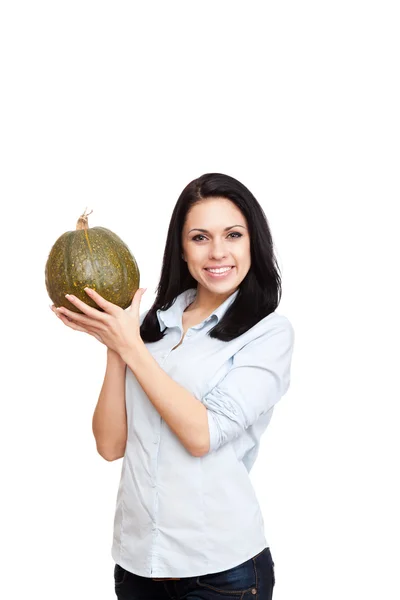 Mujer mantenga cruda calabaza — Foto de Stock