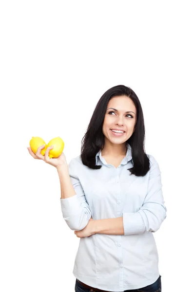 Mujer joven mantenga crudo limón amarillo fresco — Foto de Stock