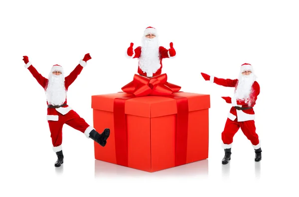 Weihnachtsmann tanzt mit großer Geschenkschachtel — Stockfoto