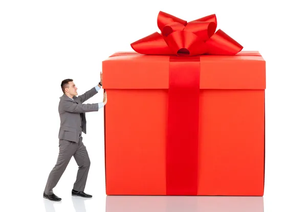 Empresário empurrar grande caixa de presente — Fotografia de Stock