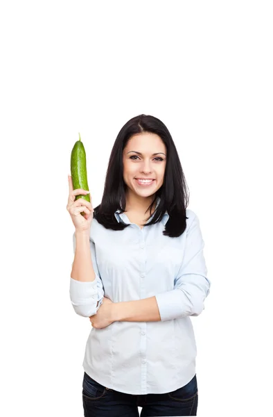 Junge Frau hält Gurke in der Hand — Stockfoto