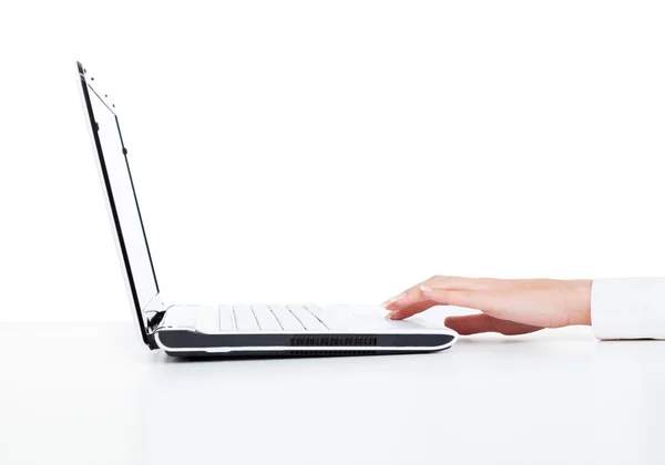Ноутбук ділова жінка рука дотик майданчик — стокове фото