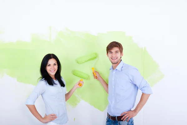 Couple peinture en couleur verte mur blanc — Photo