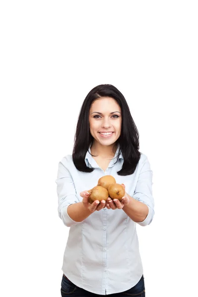 Frau hält grüne Kiwi in der Hand — Stockfoto