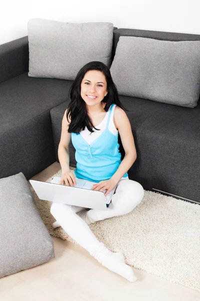 Woman with laptop sitting on floor — Stock Photo, Image