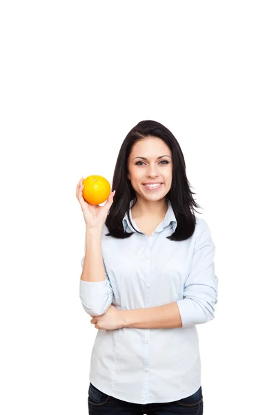 Молодая женщина с апельсиновыми фруктами в руке — стоковое фото