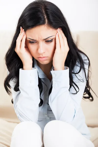 Verärgerte Frau hält Kopf mit Händen - Schmerzen — Stockfoto