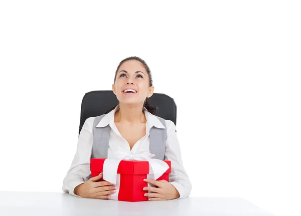 Feliz sorriso animado mulher de negócios com caixa de presente vermelho — Fotografia de Stock