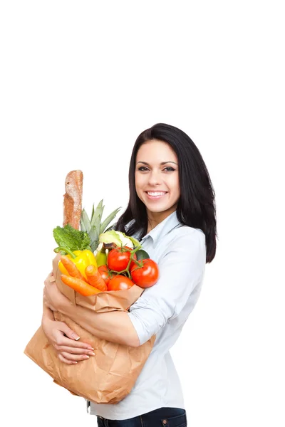 sebze dolu bir alışveriş çantası tutan kadın