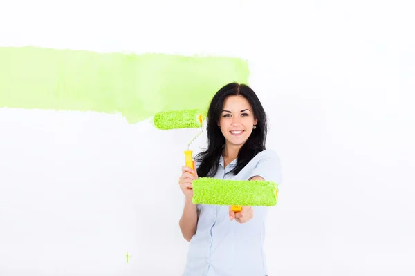 Mujer sonrisa pintura en color verde pared blanca — Foto de Stock