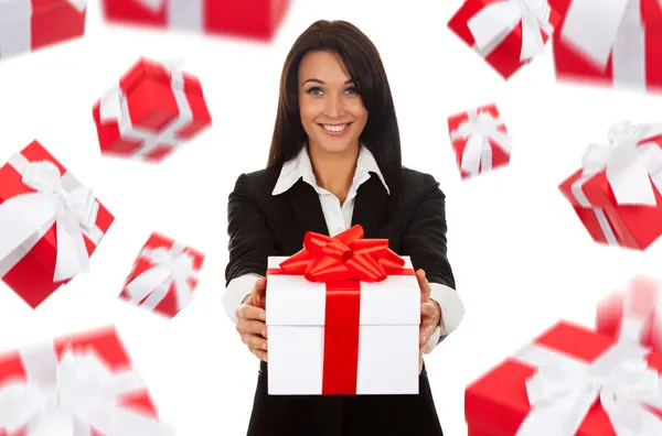 Donna d'affari felice sorriso tenere scatola regalo — Foto Stock