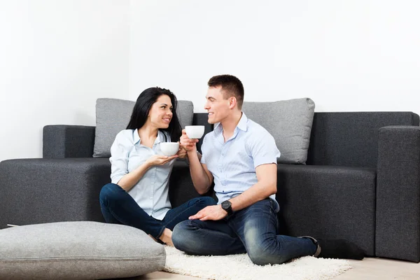 Casal feliz lendo uma carta em sua sala de estar — Fotografia de Stock