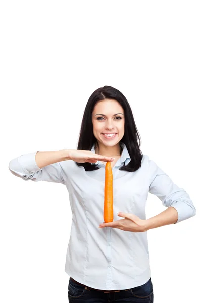 Молодая женщина держит морковь — стоковое фото