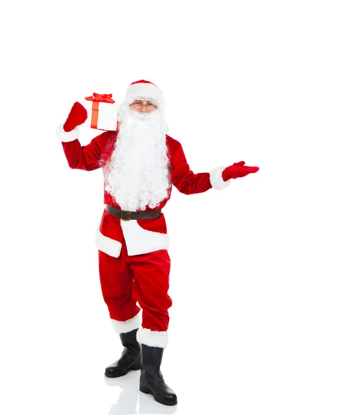 Babbo Natale tenere scatola regalo in possesso di palma aperta — Foto Stock