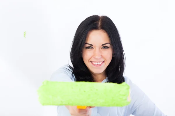 Vrouw smile verf in groene kleur wit muur — Stockfoto